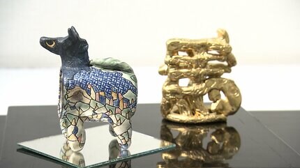 ガラス作家と陶芸家「小孫哲太郎・戸田晶子二人展」 合作も含め約100点