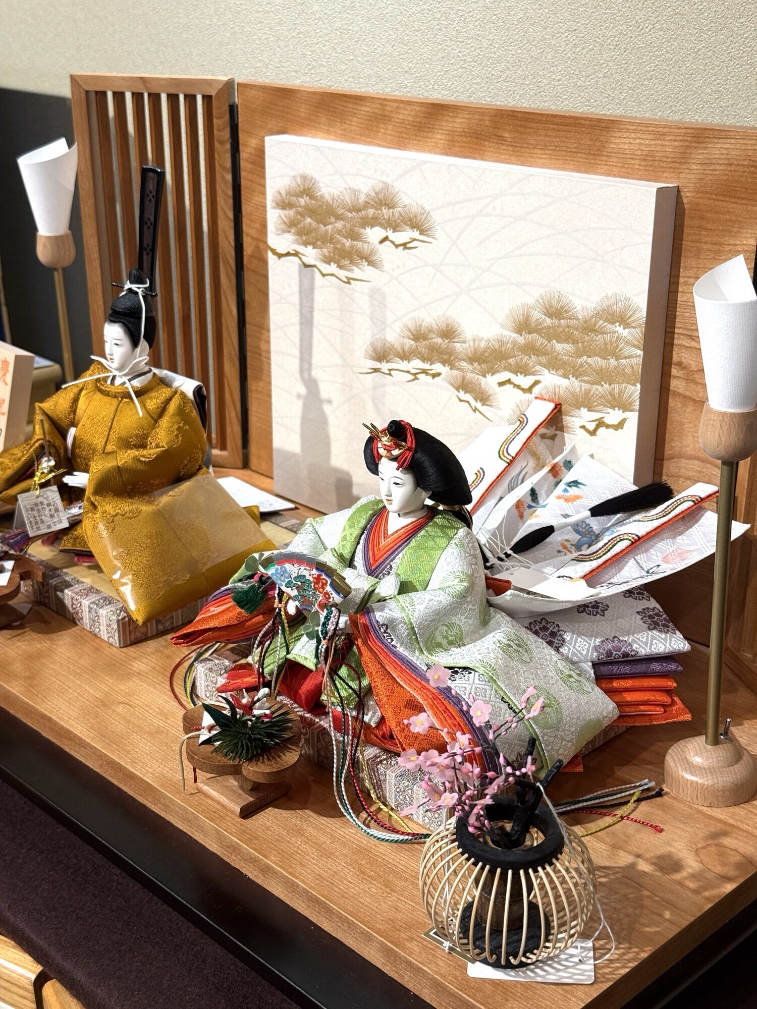 小出松寿作 黄櫨染 桐竹鳳凰麒麟文様 令和即位の礼 親王飾り｜人形のかに江