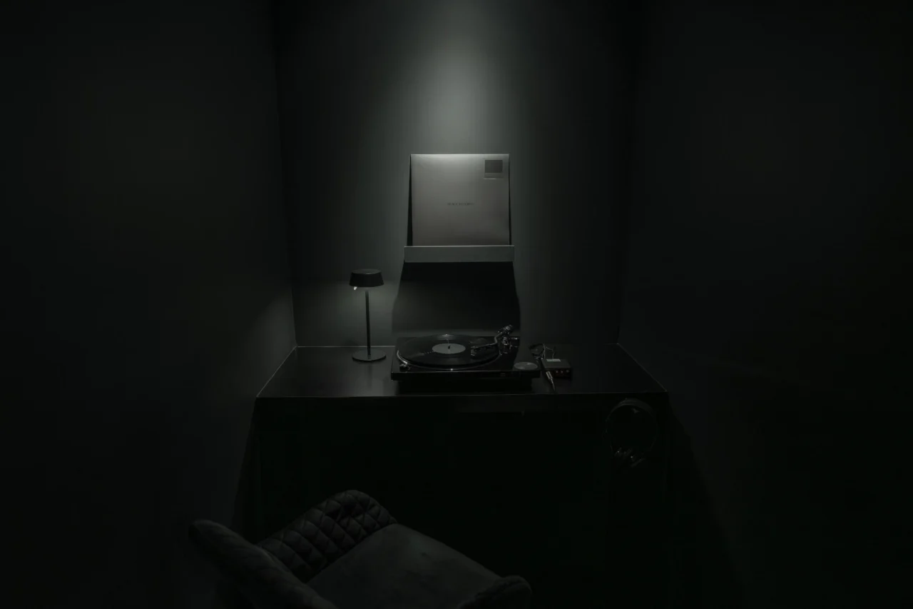 渋谷に出現した「視覚情報なし」の黒塗りアートワークのレコード店