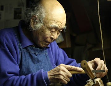 長野の伝統の櫛「お六櫛職人 青柳和邦」／長野県木曽郡 - NIHONMONO