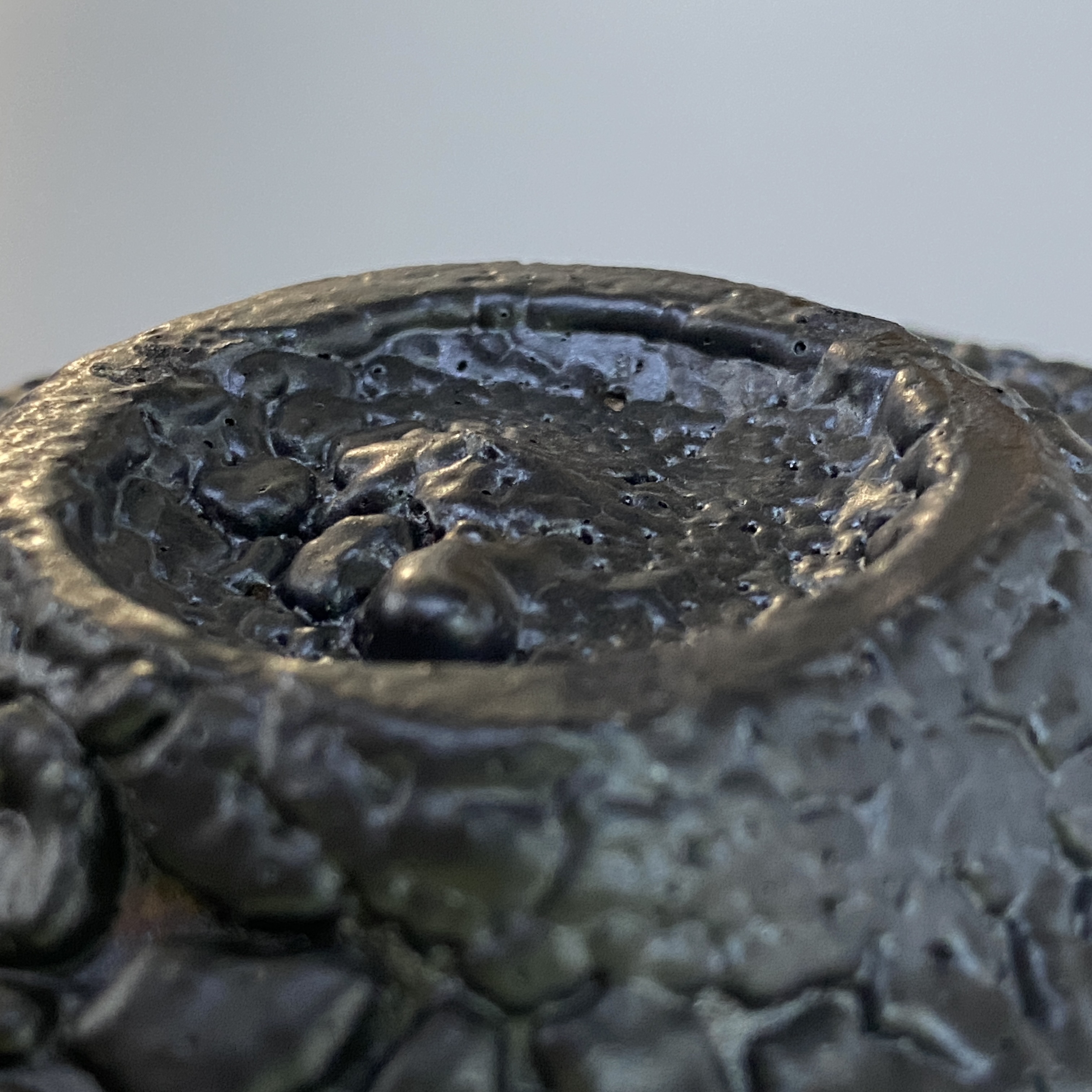 陶磁器 志戸呂焼 丹黒カイラギ 片口茶碗 （共箱付） 鈴木青宵｜NA