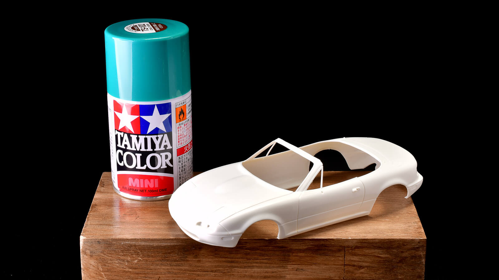 かっこいい明るい緑が塗りたければ、タミヤスプレーの「コバルト