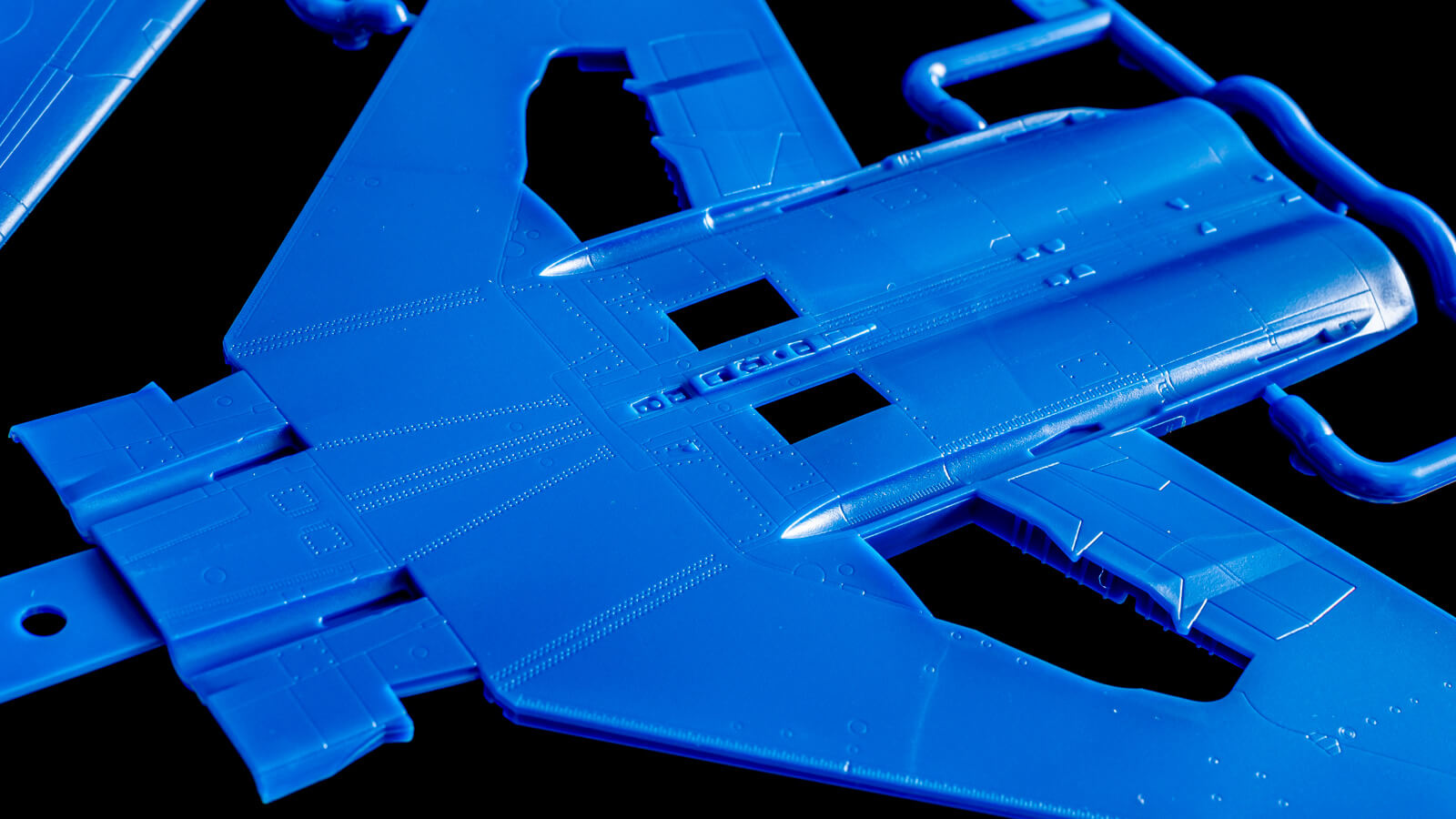 青いプラスチックが眩しいファントムIIのプラモデル／ブルー