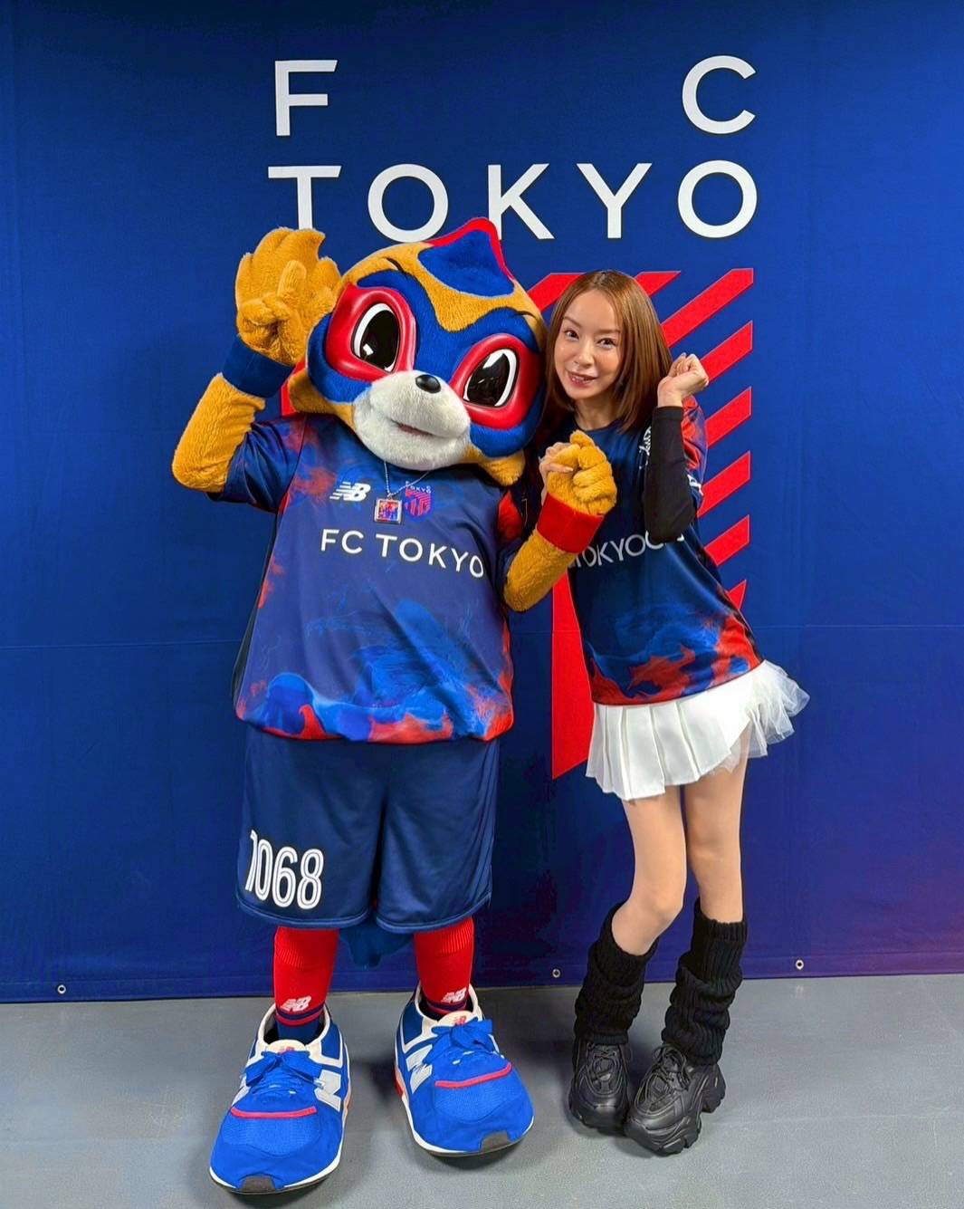 ほんとに44歳?」電撃婚から9年…〝超ミニスカ&ルーズ〟ショットの鈴木