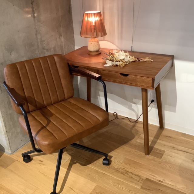 デスクのご紹介】温かみのあるデスク。 - スタッフブログ