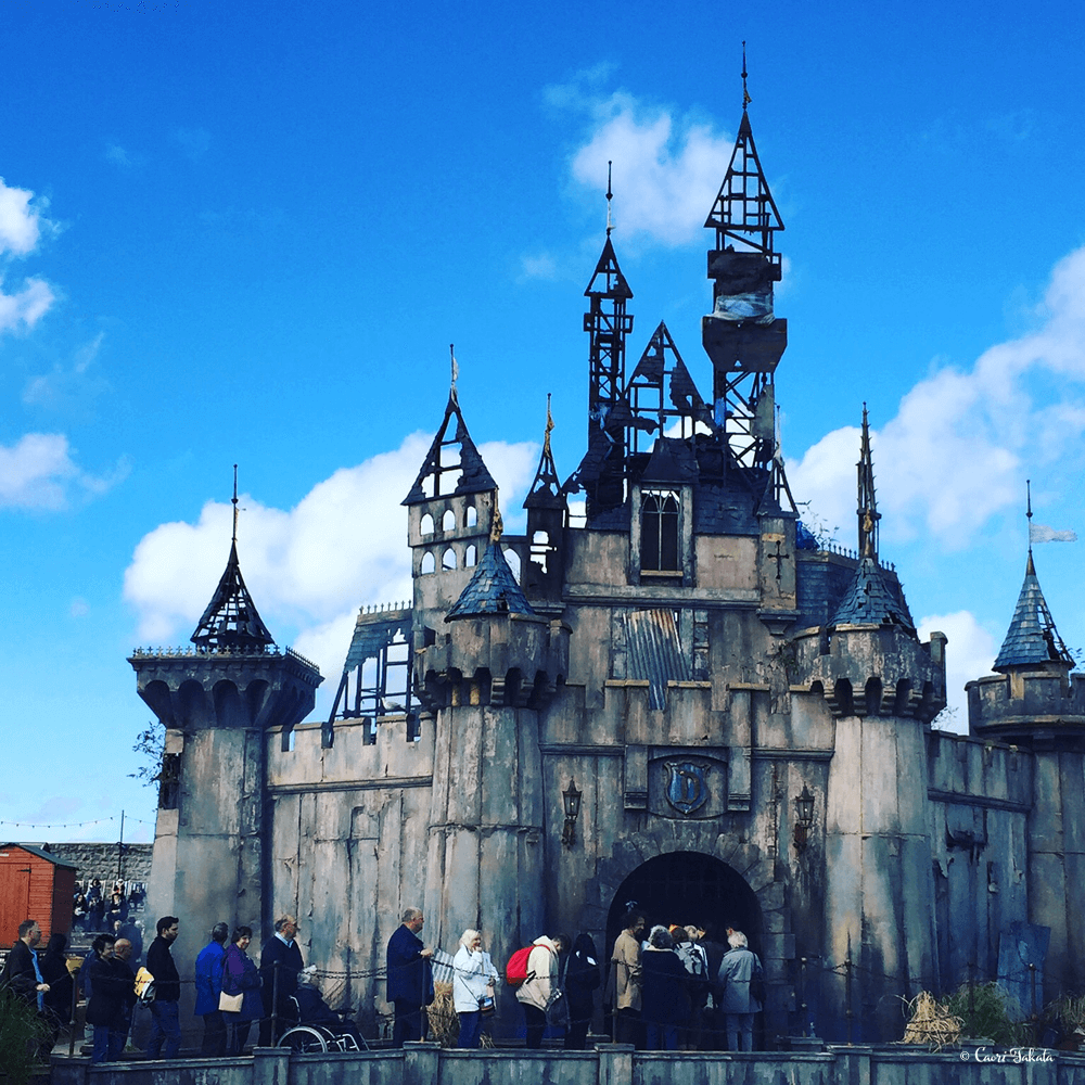 Dismaland シンデレラ城を徹底取材。本当に行った気分になれます
