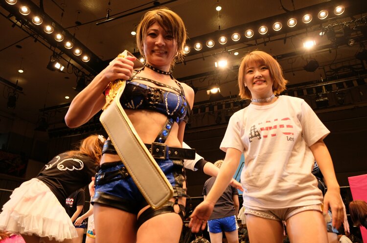 革紐で首を絞め合って…なつぽいvs安納サオリ“泥沼の名勝負”の裏にあっ