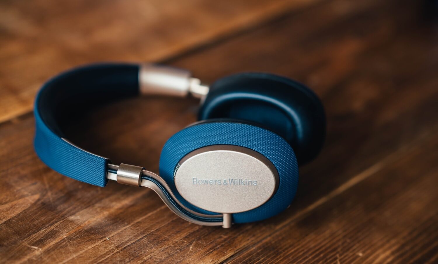 日々に溶け込む、ノイズキャンセリングワイヤレスヘッドホン「Bowers