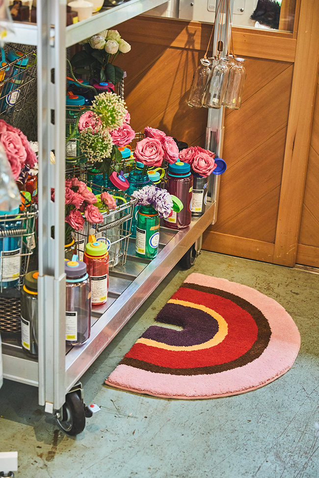 ハンドメイドのラグマット「MIYOSHI RUG」が気鋭アーティストとコラボ