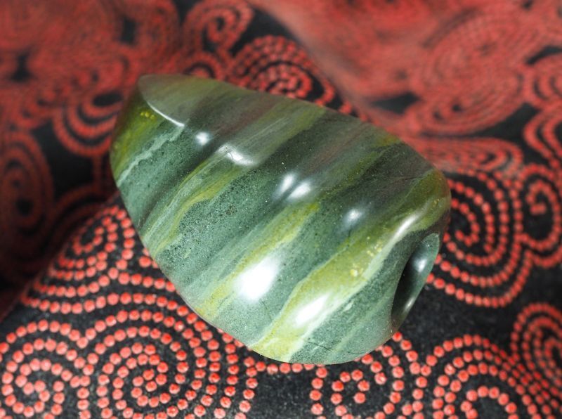 光にかざすと薄緑の細い帯状紋が出現、頭・胴の間には沈線、ずんぐり形