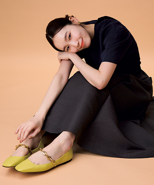 飯豊まりえが出会ったジミー チュウの「華やかフラットパンプス