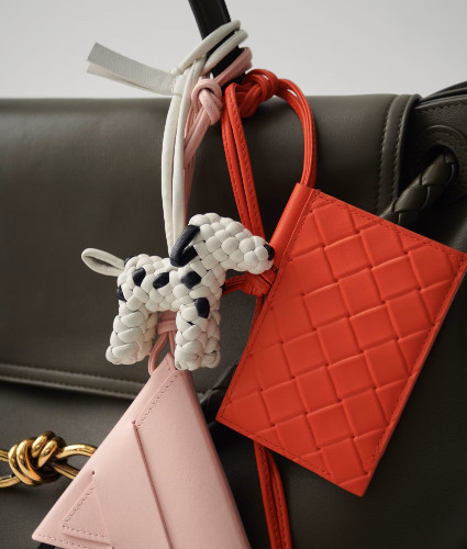 手持ちのバッグがクラスアップ！ 犬・象・フォトホルダーなど遊び心