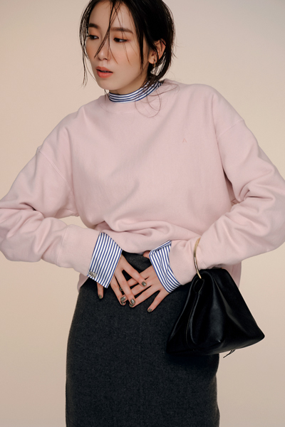 12/10のコーデ】〝ATON〟の主役級ピンクスウェットは、長く愛せる一着