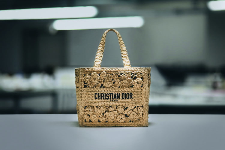 クロシェの花が咲く♡ ラフィア素材の「ディオール ブックトート」が