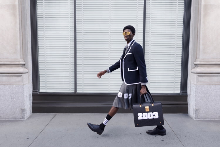 トム ブラウンの20周年記念ジャケット・Tシャツ・バッグなどが伊勢丹