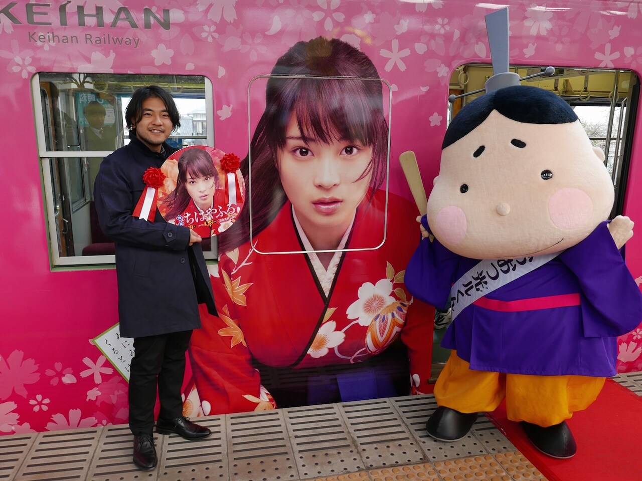 広瀬すず主演「ちはやふる」ラッピング電車、“かるたの聖地”滋賀県大津