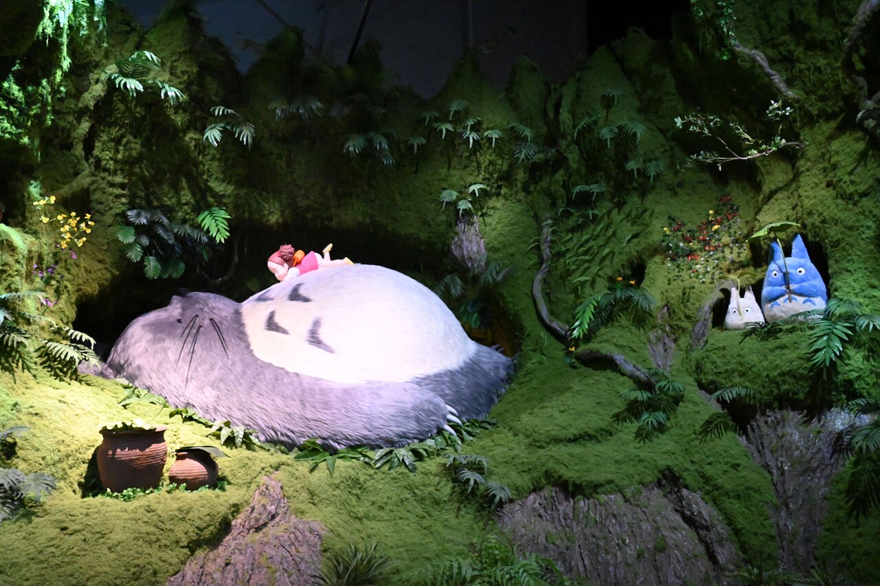 ハウルの動く城」より、ハウルとソフィーの空中散歩 ©2004 Diana Wynne