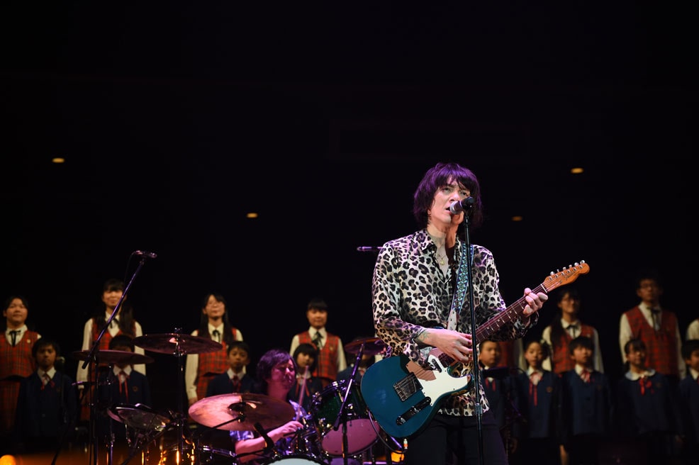 吉井和哉、360度開放の武道館で“原点”を歌う - 音楽ナタリー
