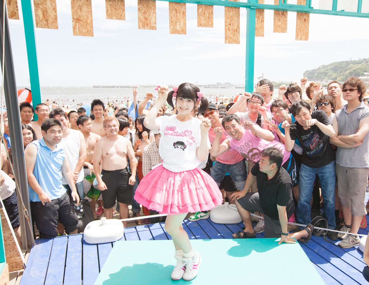 嗣永桃子、夏のビーチでウザさ全開「ももち開き」宣言 - 音楽ナタリー