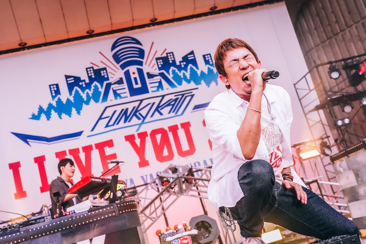 ファンキー加藤がソロ活動10年分の感謝を込め熱唱、真夏日の日比谷野音