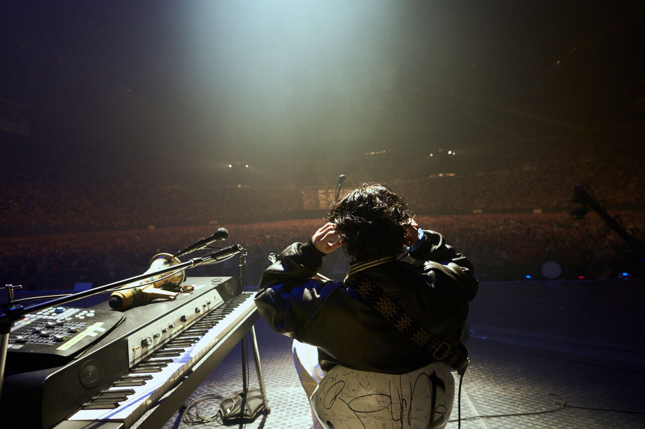 常田大希（Vo, G）。写真は札幌ドーム公演。（Photo by Tomoyuki