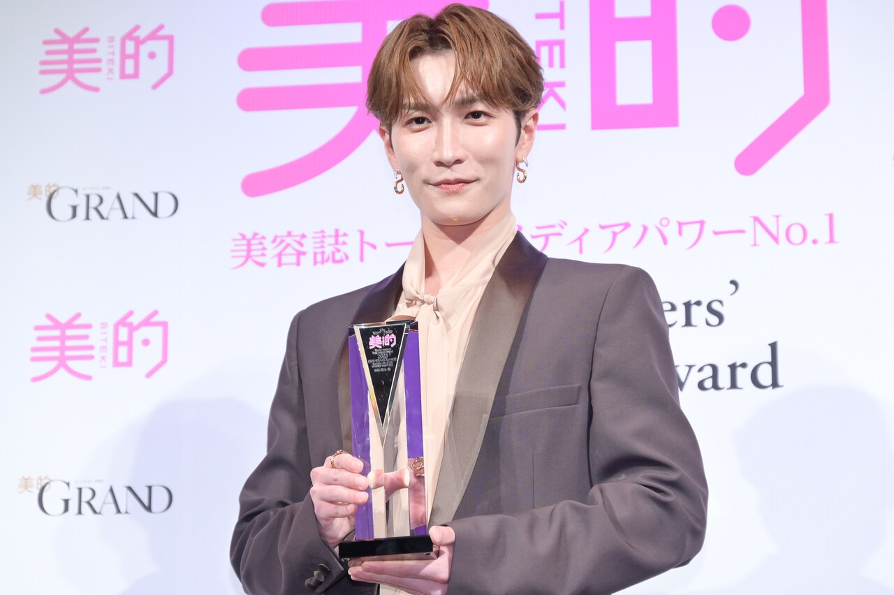 トロフィーを手に自信に満ちた表情の渡辺翔太（Snow Man）。 [画像