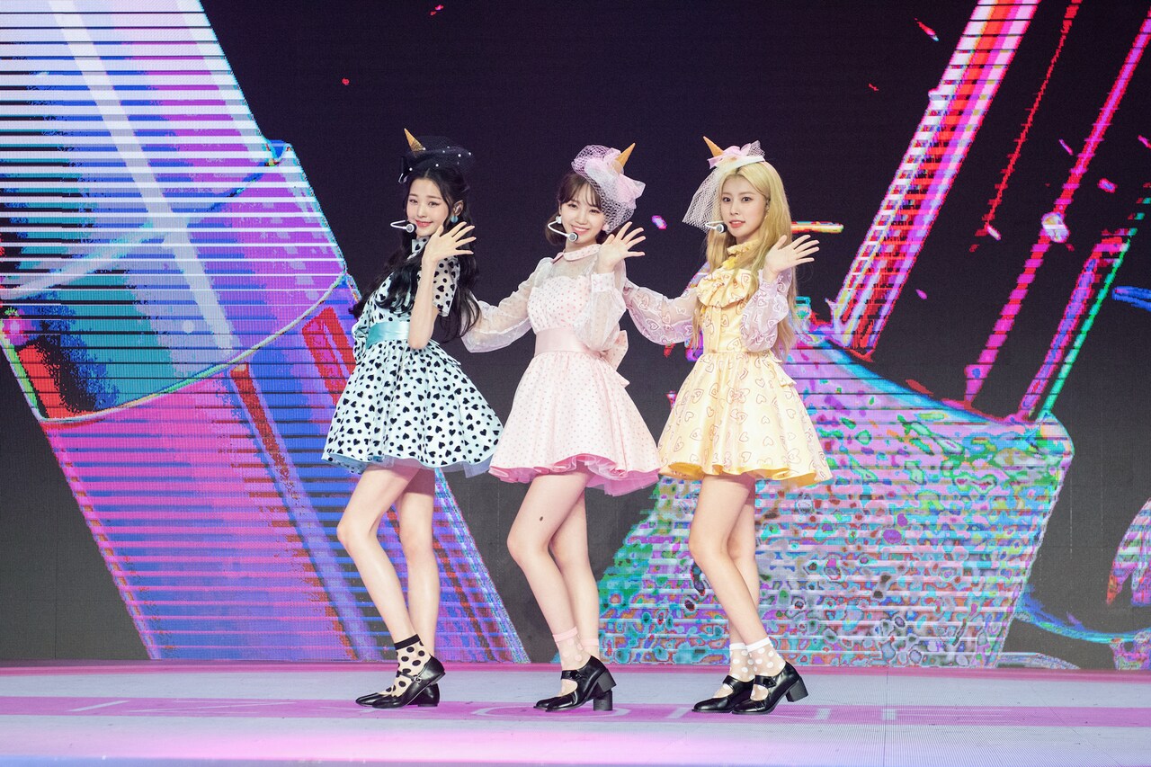 IZ*ONEが生バンド従え新たな顔見せた配信ライブ、意外な選曲続出の