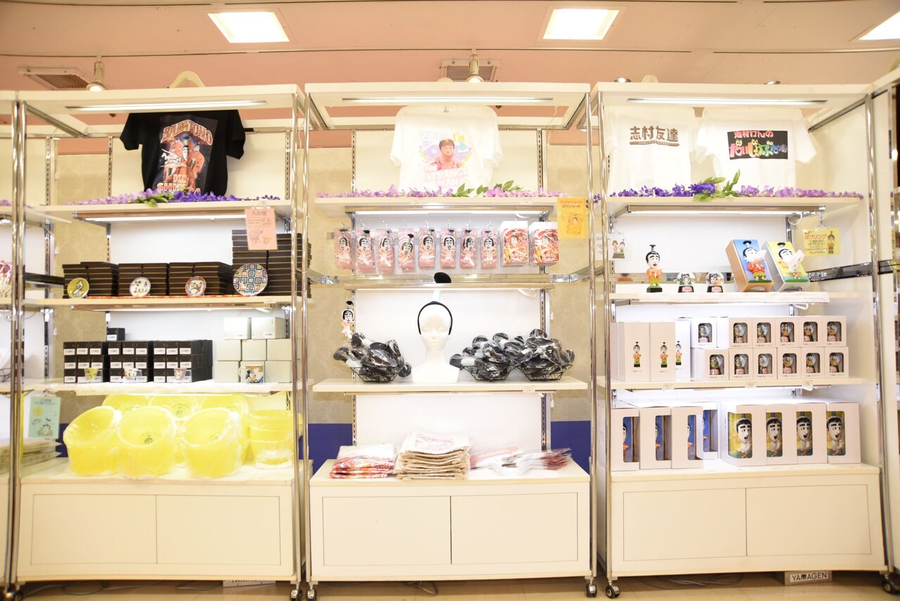 志村けんの大爆笑展（東京）」グッズ売り場の一部。 [画像ギャラリー