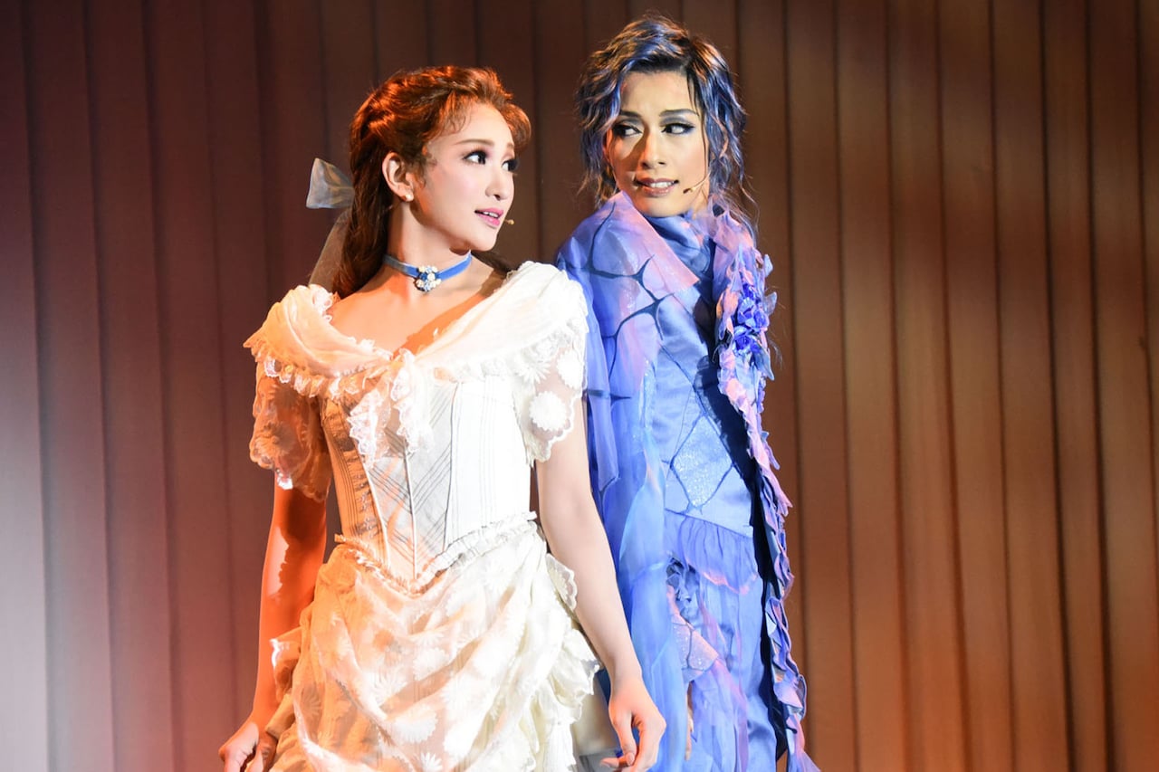 明日海りお退団公演、花組「A Fairy Tale」で魅力的な“青い薔薇の精”に