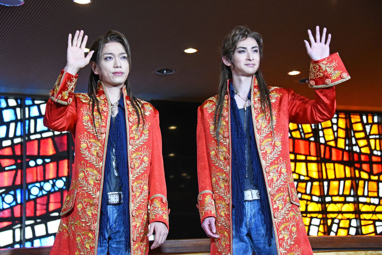 山崎育三郎＆古川雄大が真新しい衣装で臨む「モーツァルト！」稽古場で