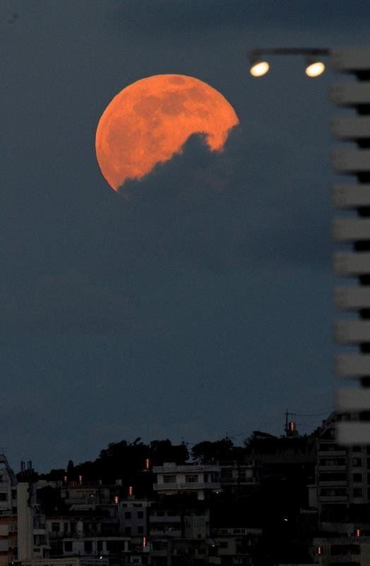 魅惑の赤い月「ストロベリームーン」沖縄で観測 | 沖縄タイムス＋プラス
