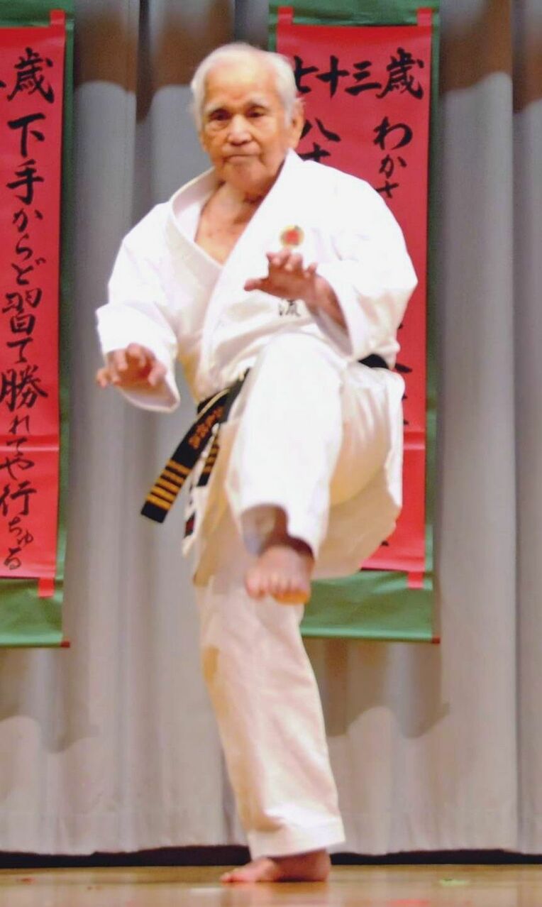 95歳高良さん、4世代で空手演武 生年祝いで堂々披露 「次は100歳で