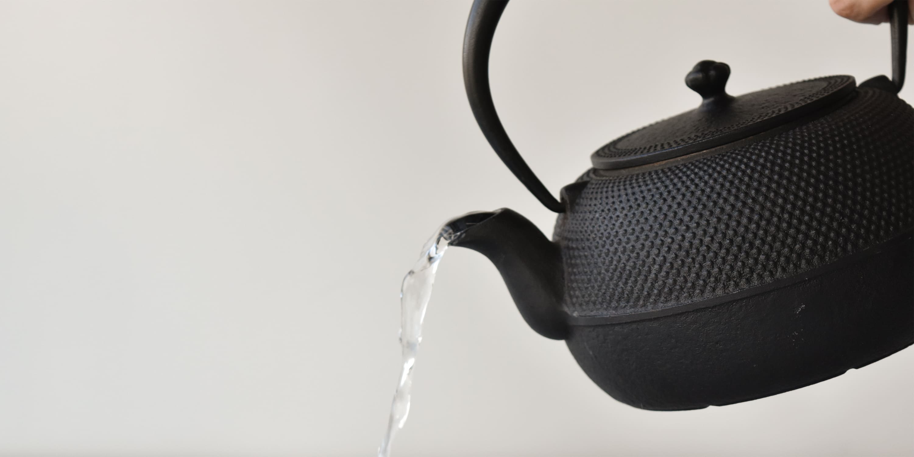 鉄瓶 平形まろみアラレ 1L | 南部鉄器の老舗 及源鋳造 OIGEN 公式