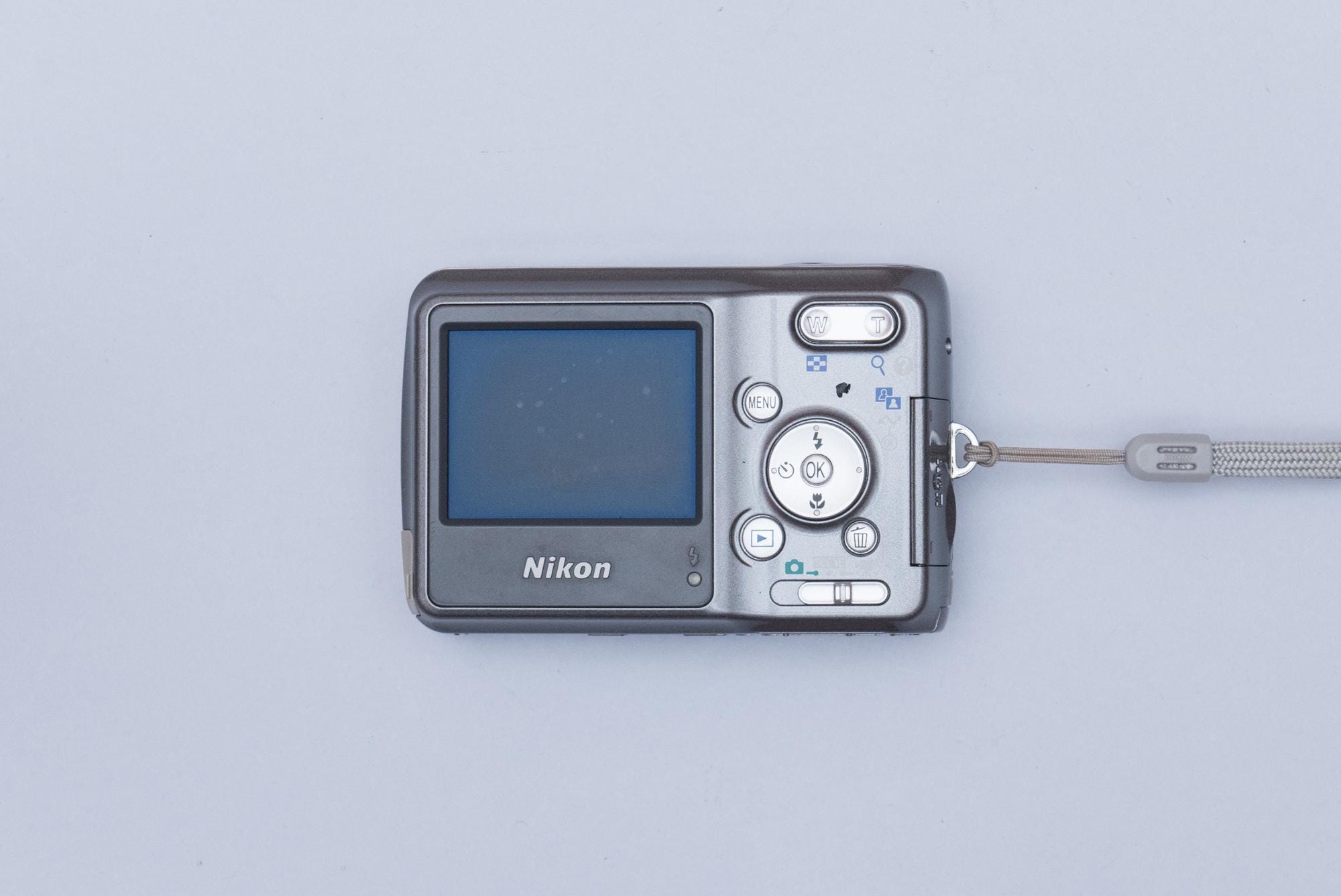 Nikon Coolpix L2 Compact Y2K Digital Camera – OHSOCULT Film Compacts