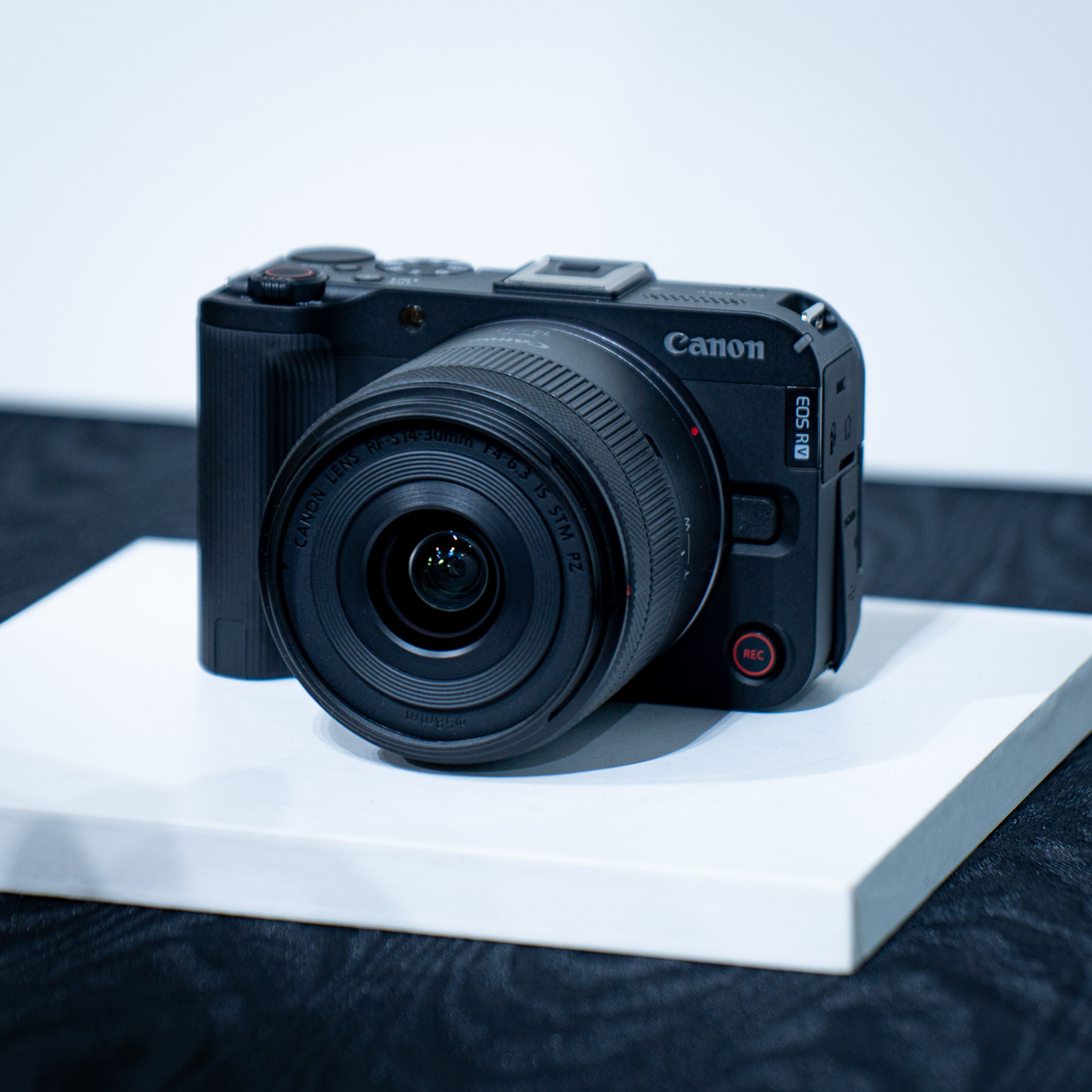 Canon V seriesに「EOS R50 V」が新登場。その本格的な動画性能が