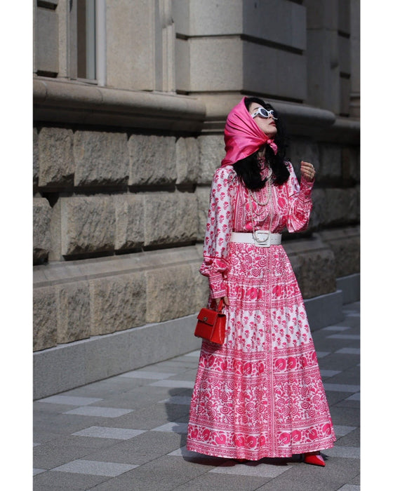 鮮やかなピンクが広がるスカーフ柄ロングワンピース（紐リボン付き