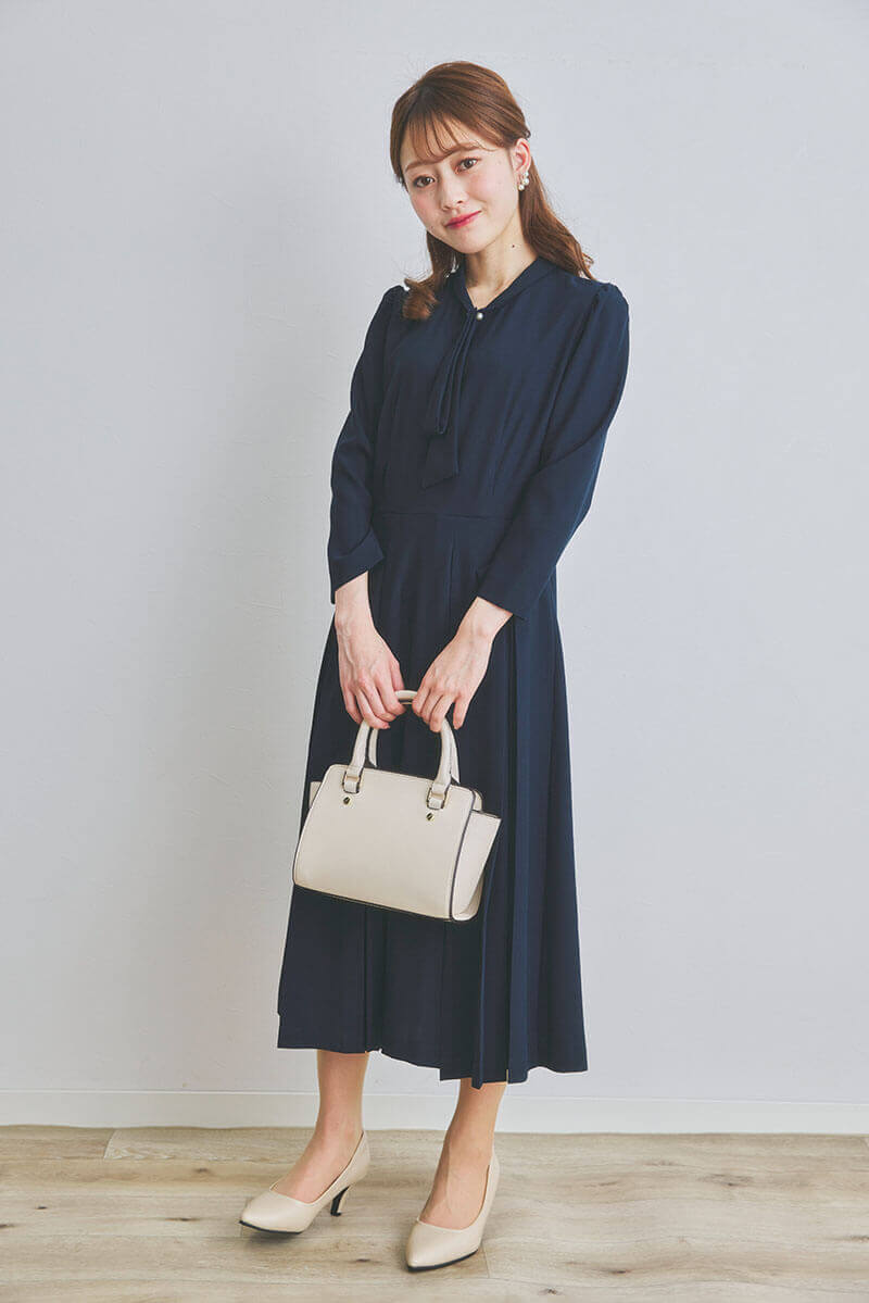 ネイビーのボウタイ付ボックスプリーツワンピース[L] REPLETEの