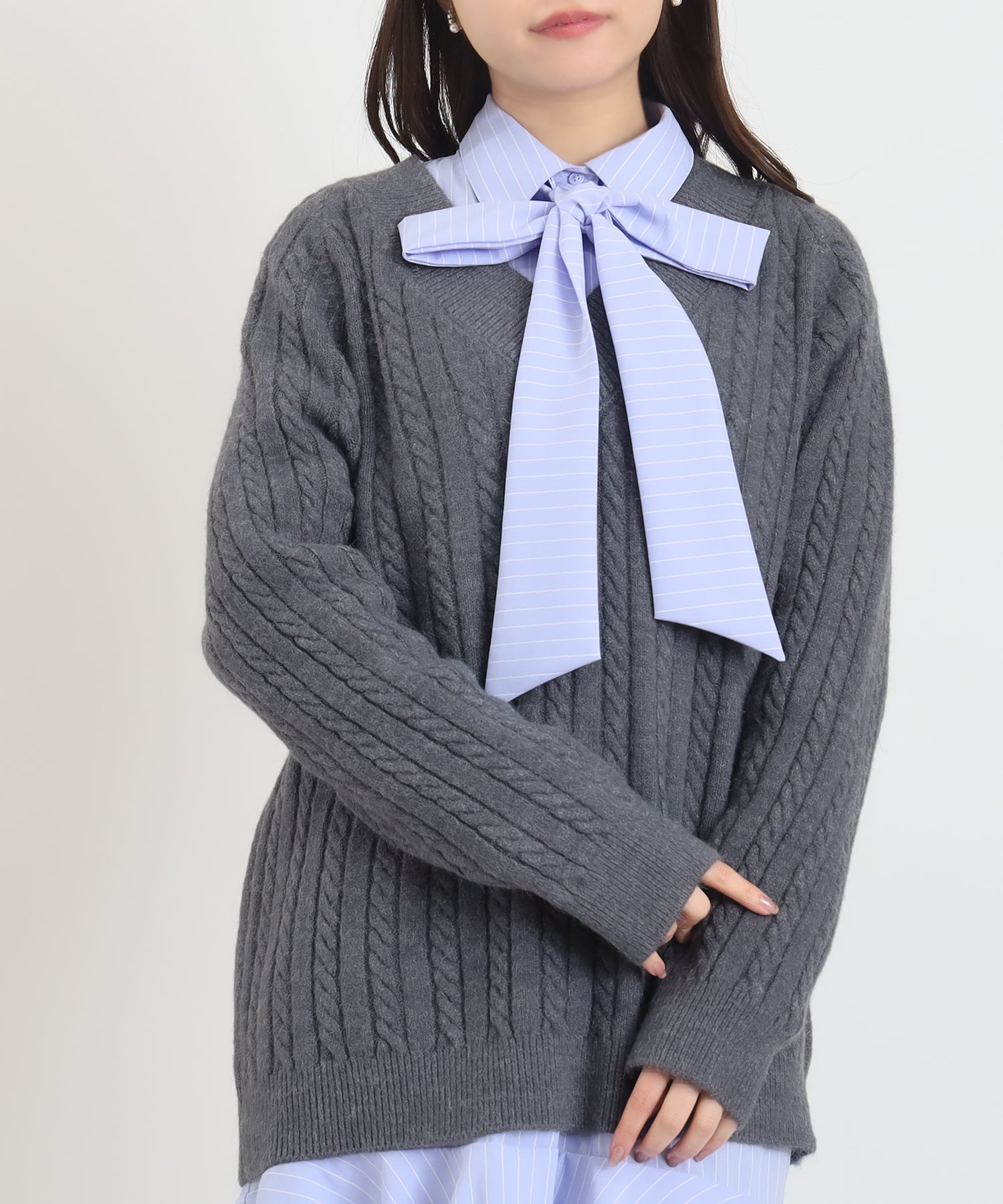 ケーブルVネックニット