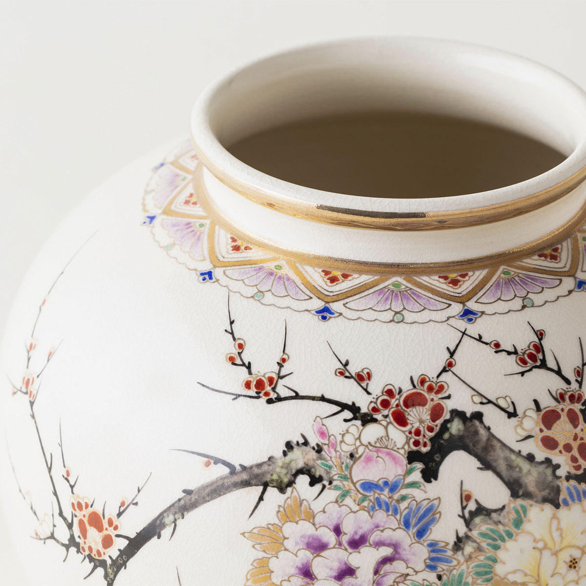 白薩摩中丸花瓶(梅牡丹)[シロサツマチュウマルカビン (ウメボタン