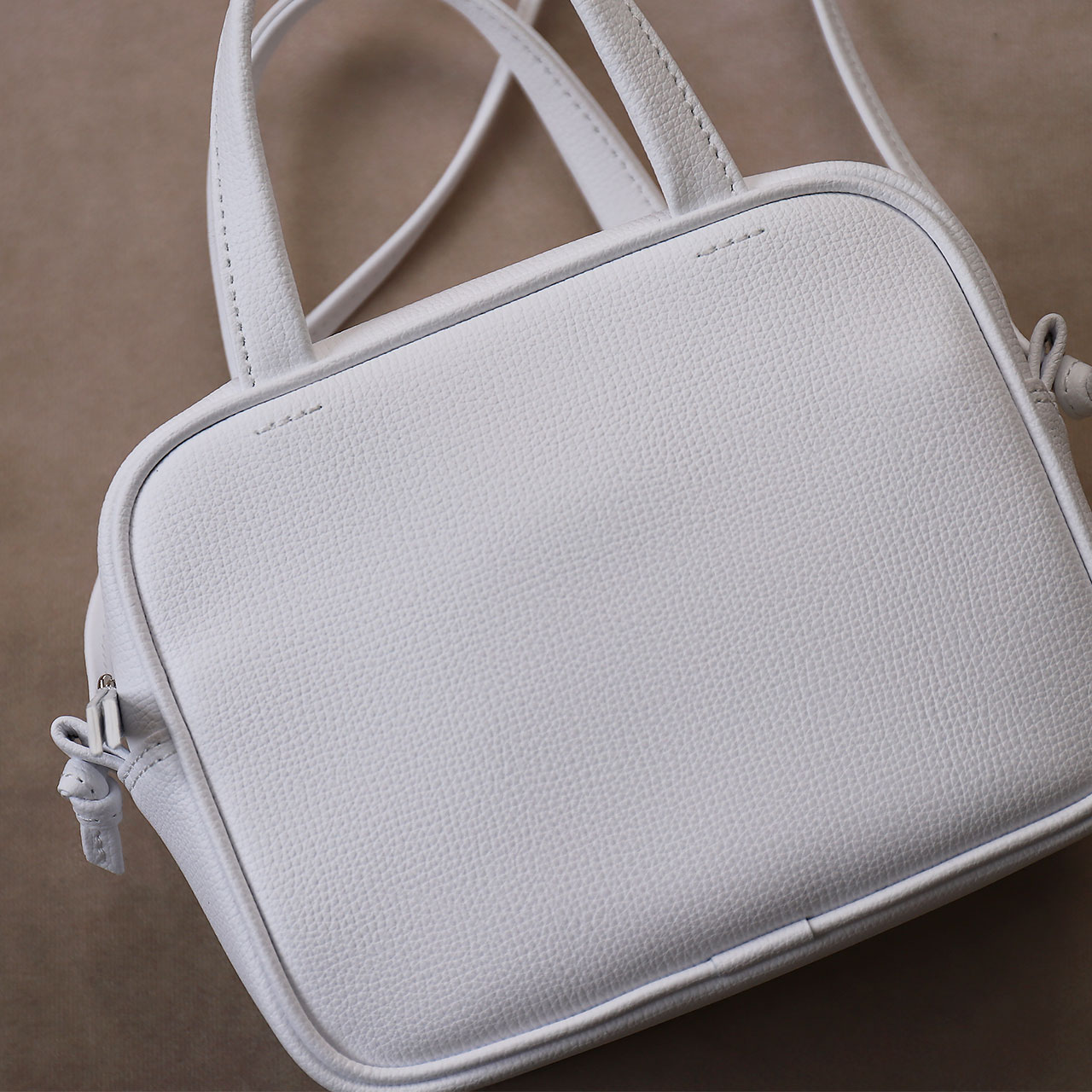 イタリアンレザーのミニショルダー。国内の熟練職人が作る日本製バッグ