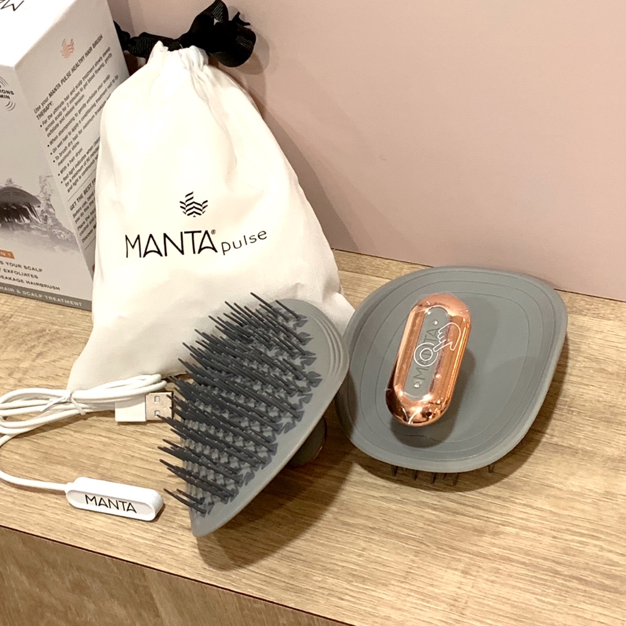 英国発の360度曲がるヘアブラシ「MANTA」。手ぐしのように優しく、40代