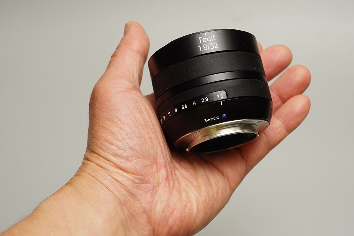 高性能で軽量コンパクト、しかも明るい！】「ZEISS Touit 1.8/32」が