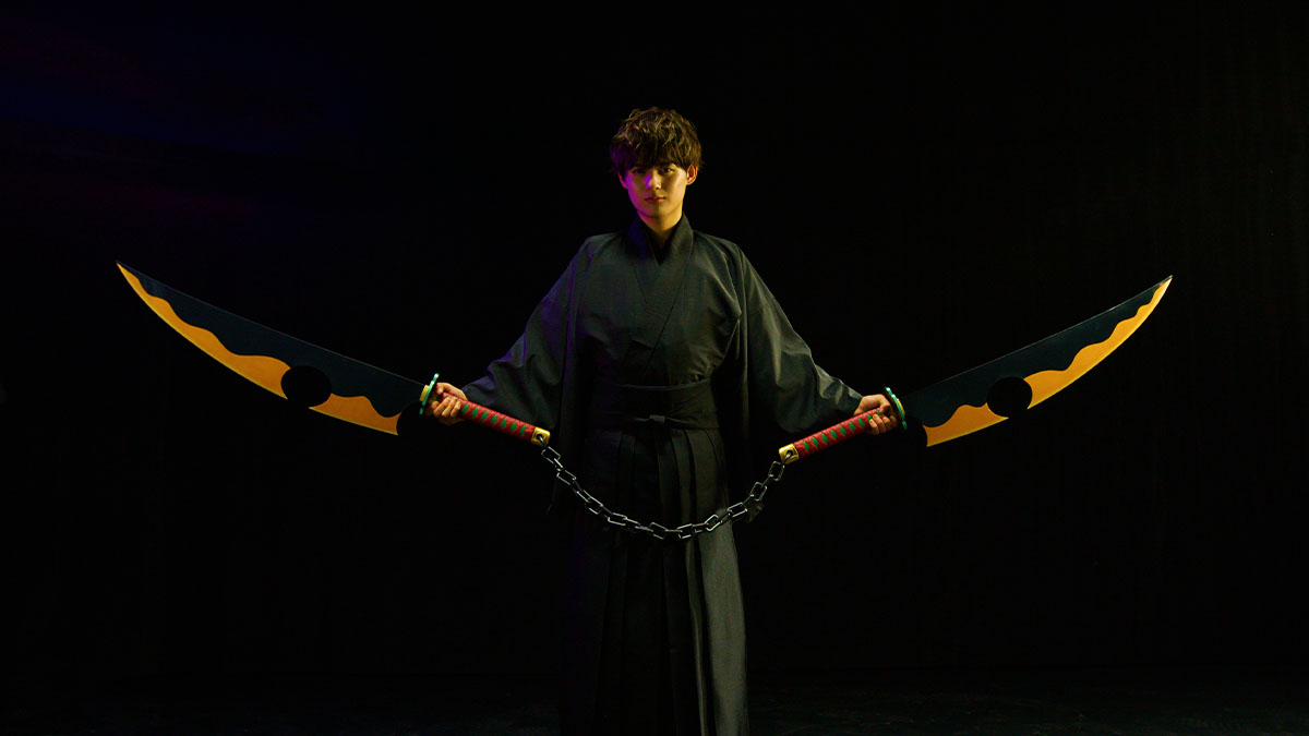 2.9m超の大ボリュームな二刀流『鬼滅の刃』宇髄天元の日輪刀を忠実再現