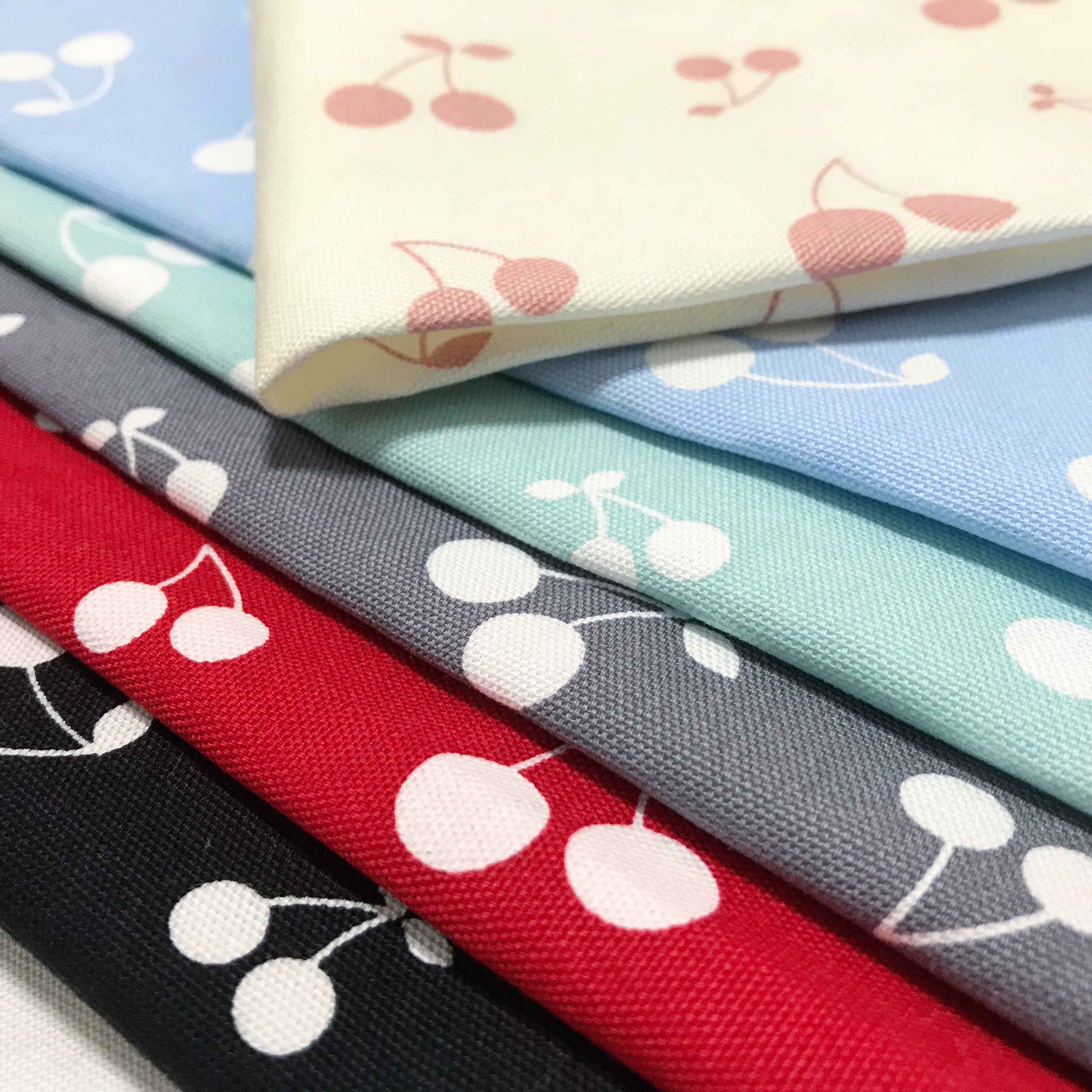 KIYOHARAさんと協力して、シンプルでおしゃれな「イマドキなチェリー柄