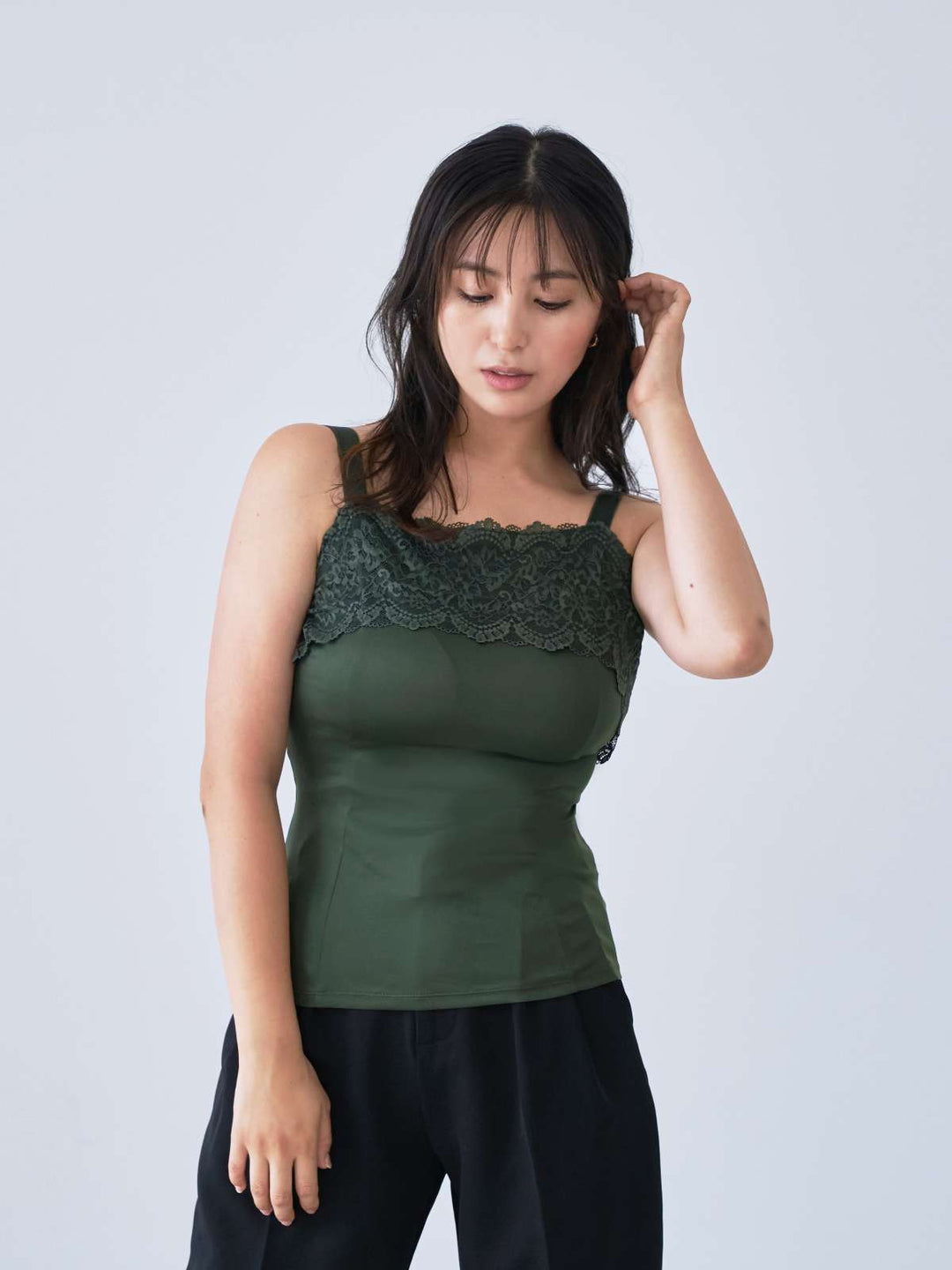 ブラ紐とまるレースキャミソール：カーキ│胸が大きな女性のための