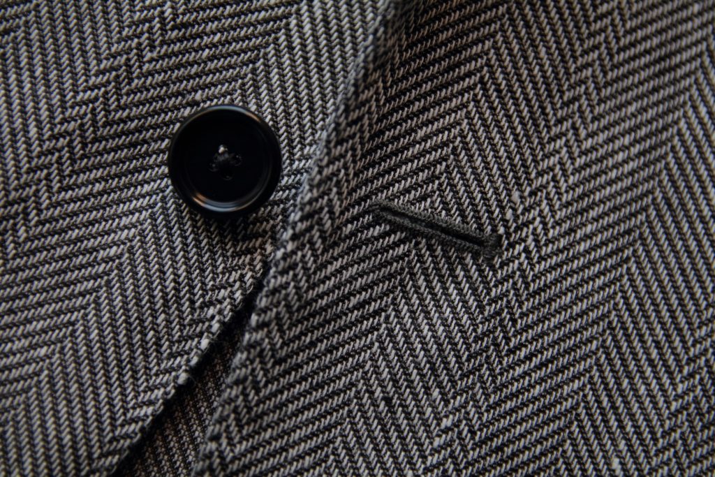 知的ビジネススタイルにはDe Petrilloのヘリンボーンジャケット