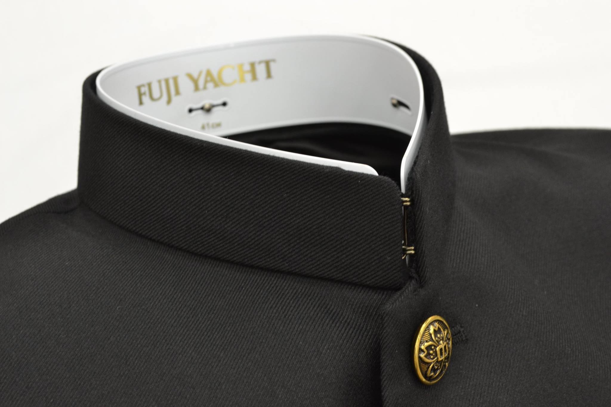 学生服の白いプラスチックカラー、製造中止で絶滅寸前らしい ブレザー