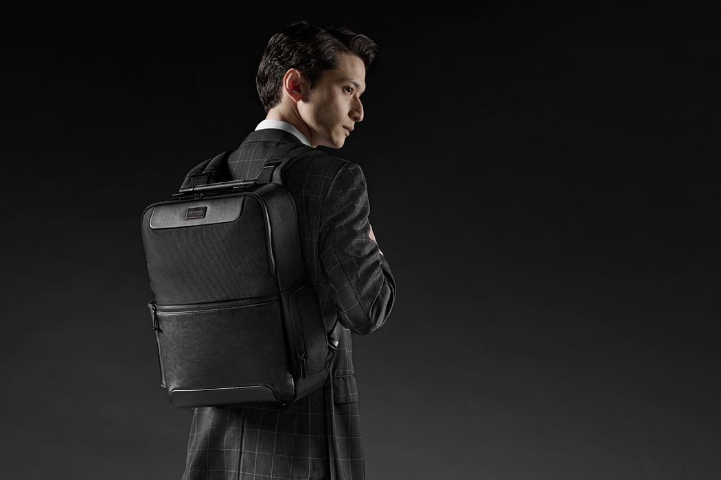 サムソナイト・ブラックレーベル気品ある黒いバッグが、ビジネス