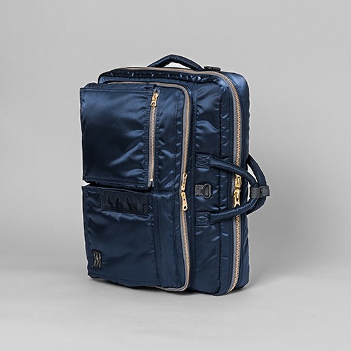 PORTERの代名詞である「TANKER」をベースに、特別な配色や高い機能性と