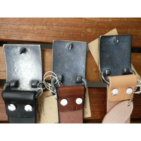 ダルチザン・マニアが喜ぶ平打ちバックルのベンズレザー刻印入りベルト